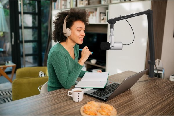 Saramonic SR BV3 Dynamic Broadcast   Podcast Microphone          XLR USB  Touch Control  Headphone Out  Low Cut   Windscreen Professional Audio